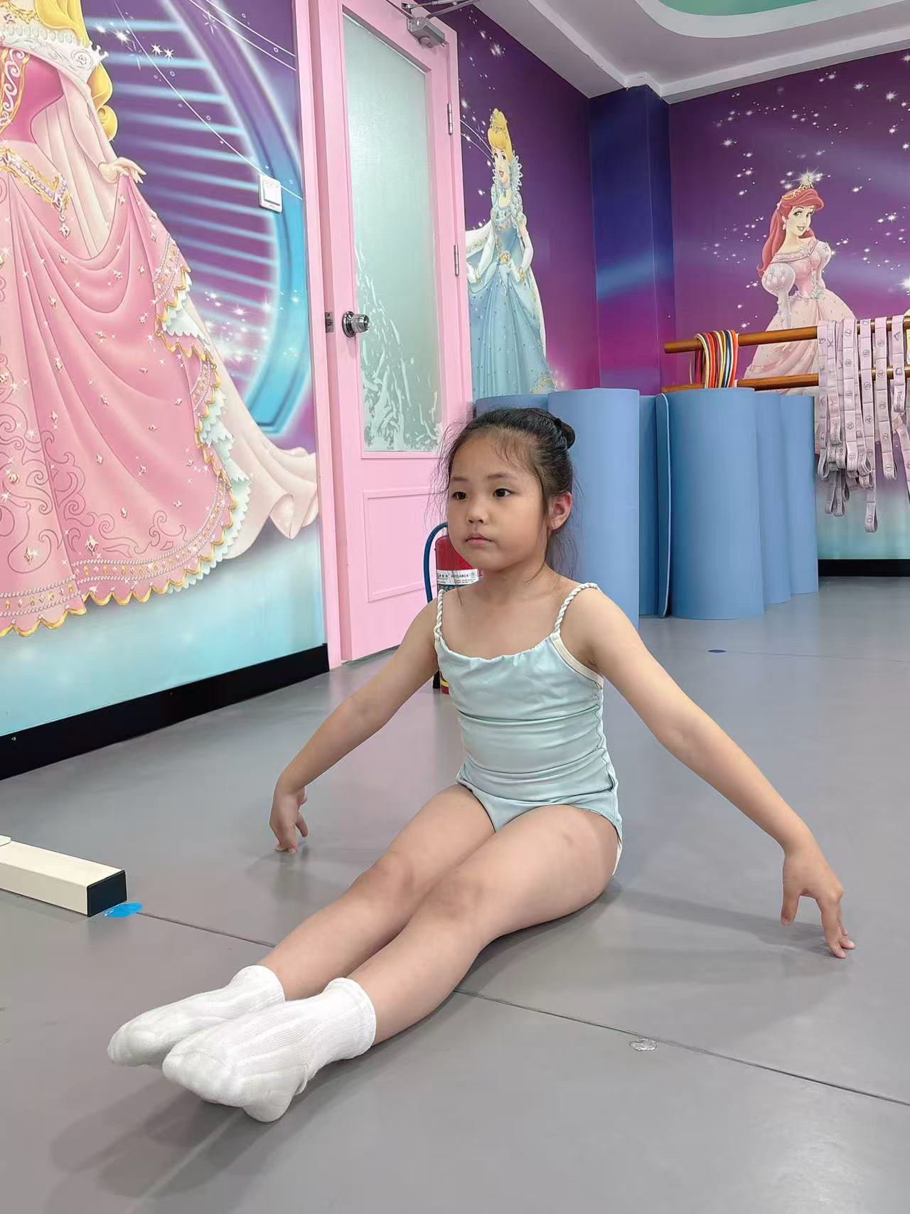 其实今天放学马不停蹄先去跳舞了。希希上学，我没怎么操心。三年后坐等阿琛，应该也会