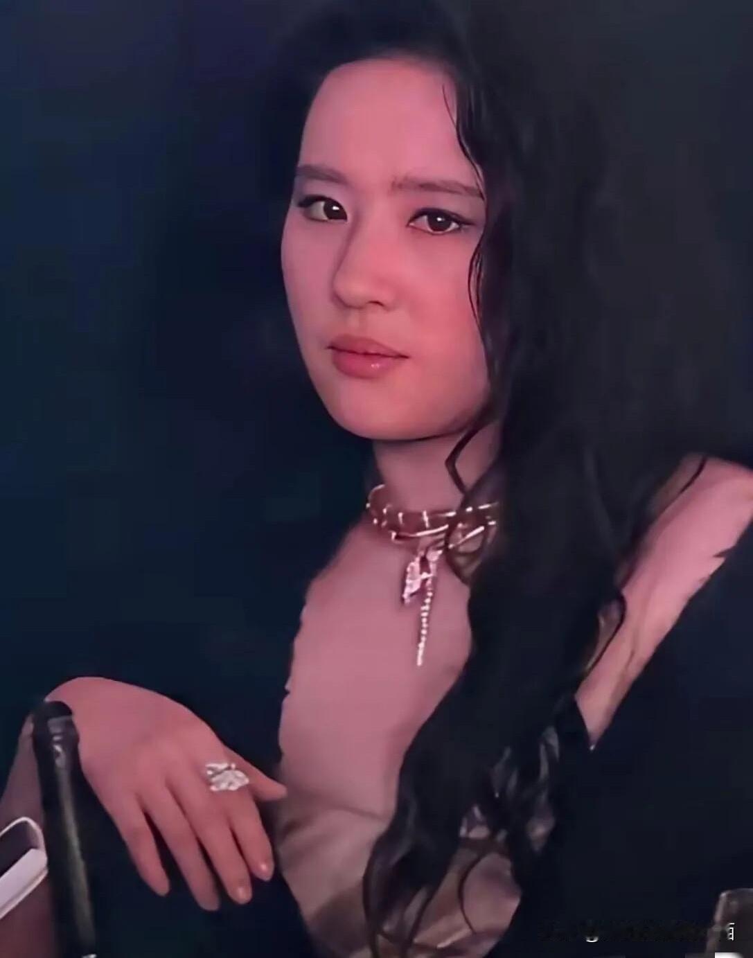 说实话，没感觉多漂亮，不开美颜和滤镜的她，其实颜值并没有传说中那种倾国倾城的美，