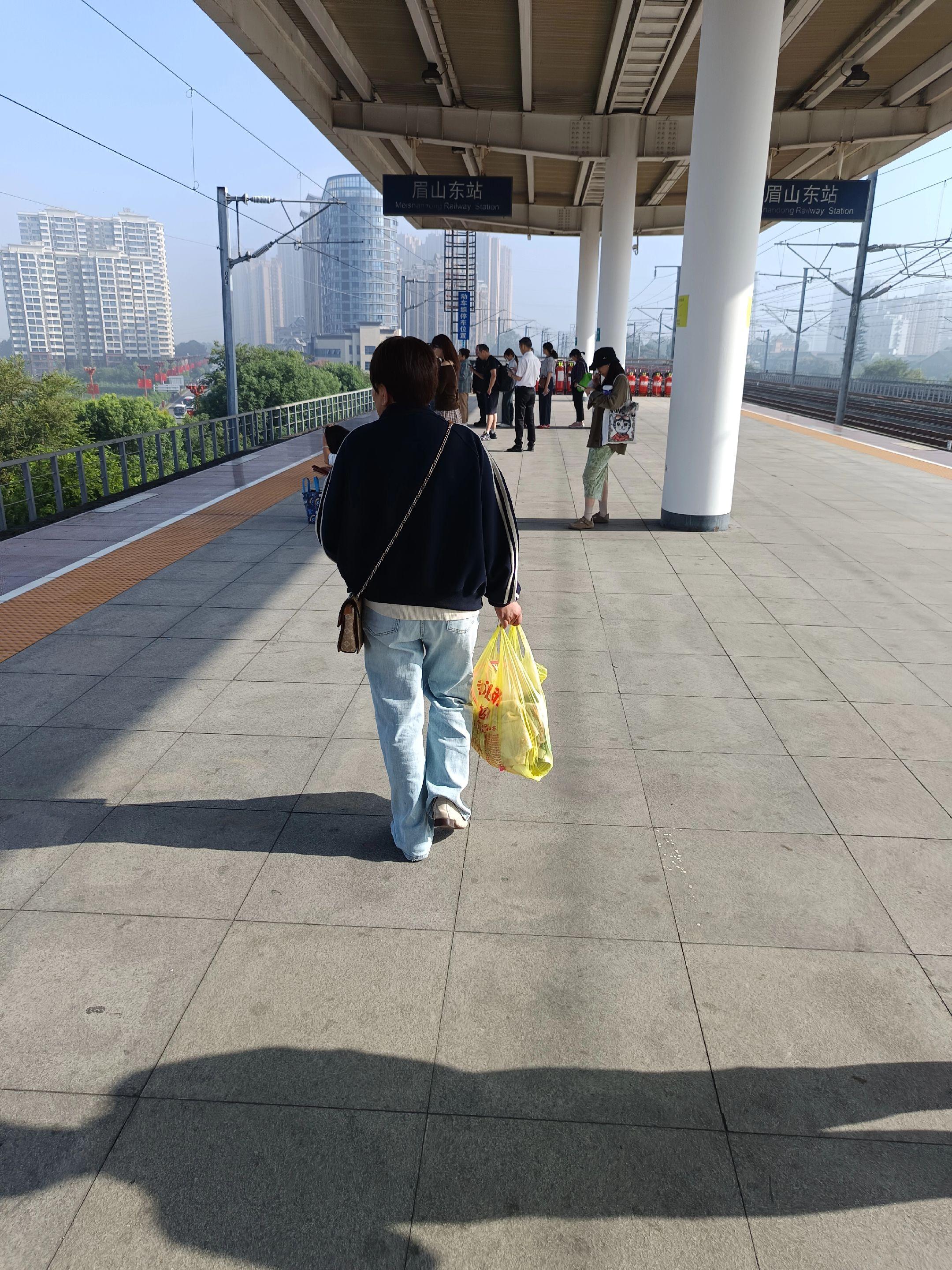 妈，小时候你教我走路，儿子长大教你坐高铁。开启第五次化疗，母亲加油！