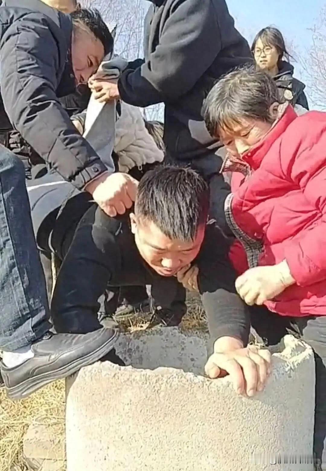 河南5岁女童逛游乐场与家人失散，坠入两公里外路边一处机井大哭，被发现后一男子倒挂