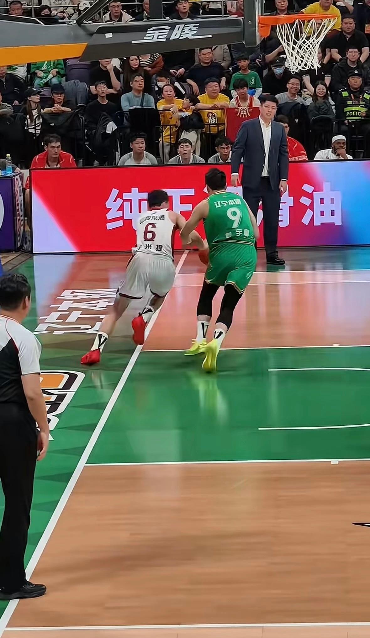 谁能告诉我，这个球不算出界吗？比赛怎么还能继续呢？裁判就站在场边看着呢啊？难道是