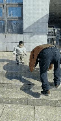 这才叫言传身教，为这样的父亲点赞～👍