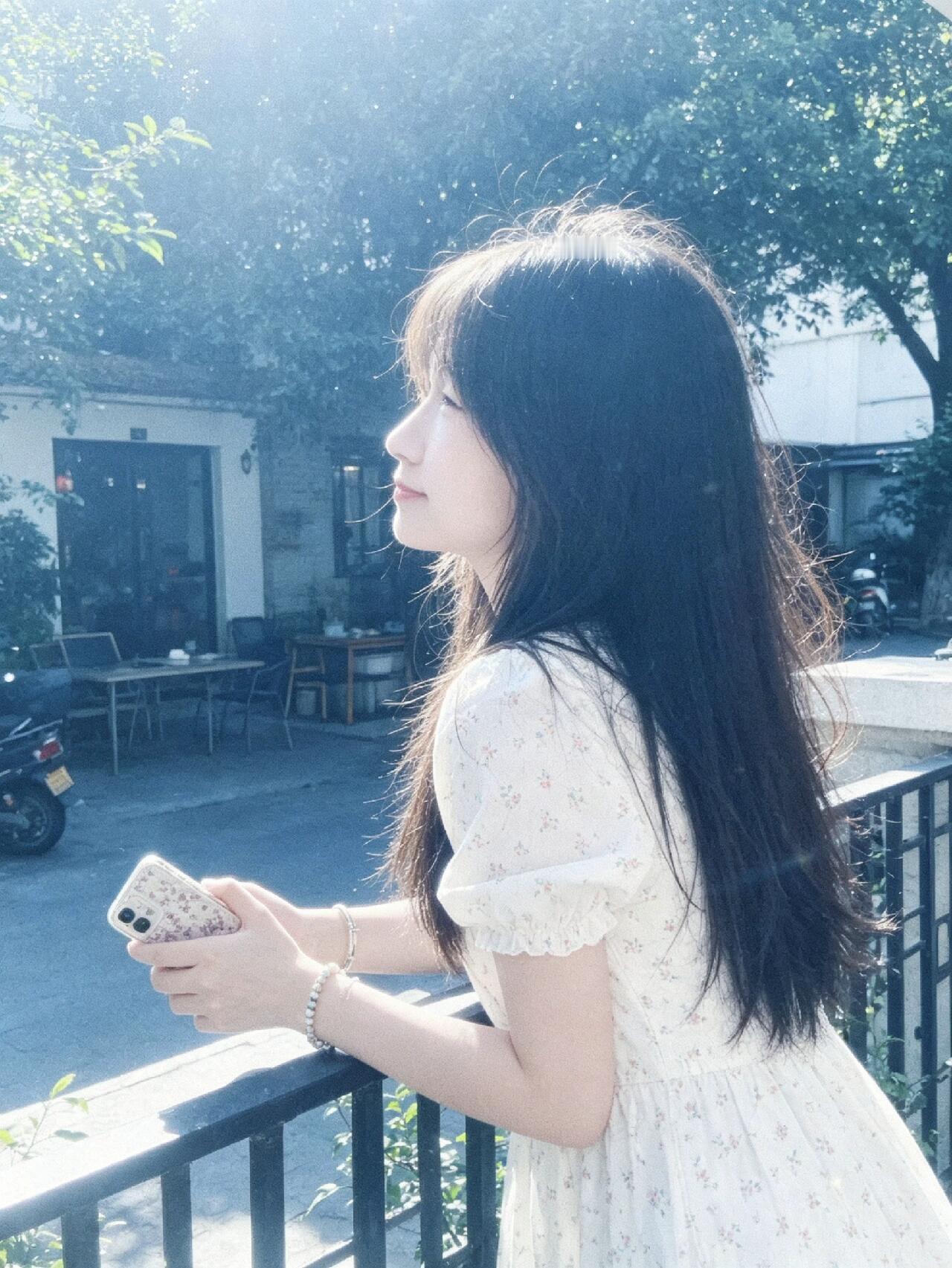 月亮还在
人已远
那些未曾说出口的话

都烂在了肚子里。
不是不想说，
是说了也