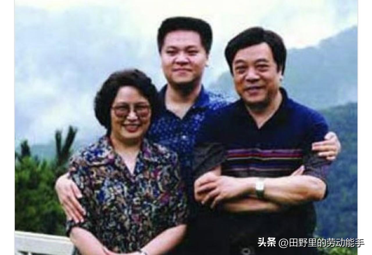 赵忠祥和妻子张美珠及儿子赵方在一起的留影。妻子张美芳曾经也是才华横溢的播音员，婚