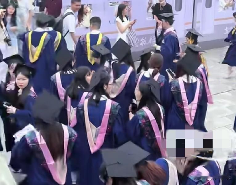 近日，安徽一名刚从武汉高校毕业的孙同学，将4年积攒的个人物品打包邮寄，一共整理出