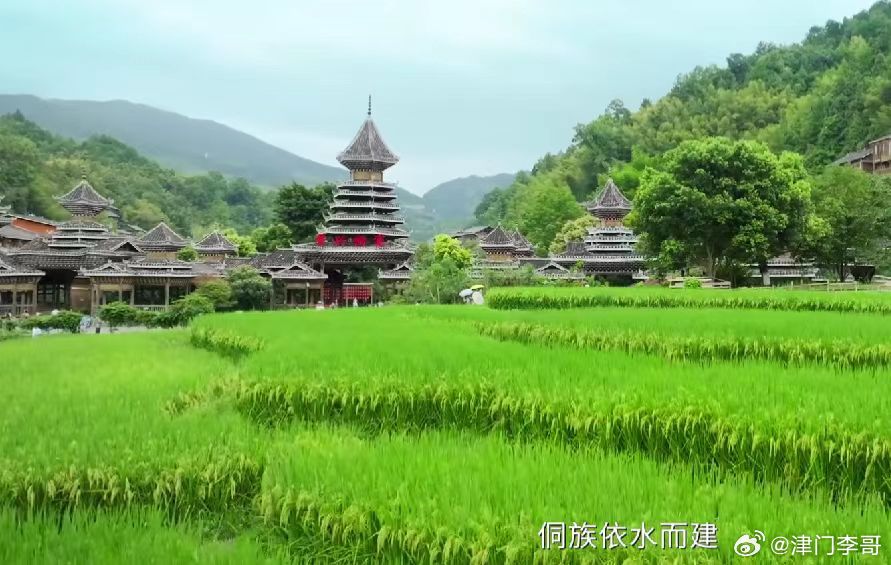 在古老的吊脚楼桥上，情侣们相互对望，这里仿佛成为了他们相思情话的交汇点。清澈的河