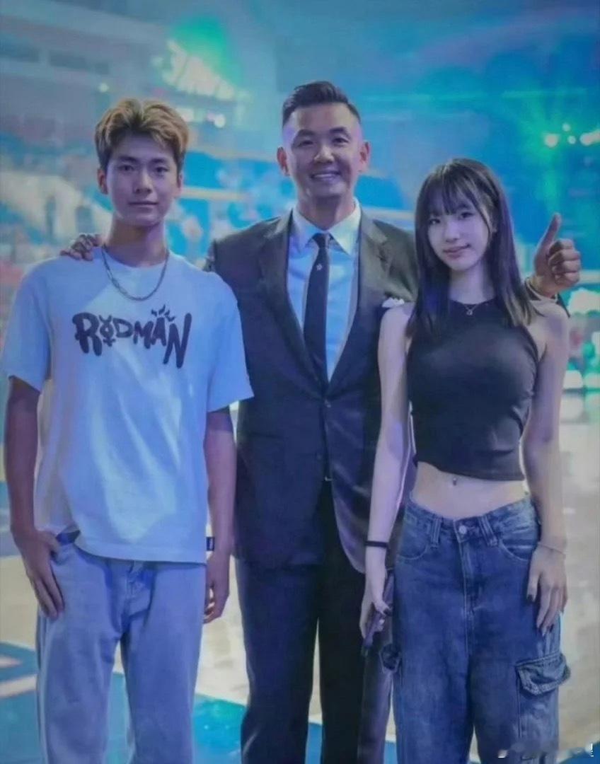 小s女儿和大姐儿子，S家基因是真不错。 