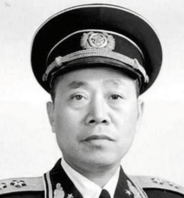 1942年，海匪头子孙二虎与新四军将领陶勇一起洗澡，突然间，有人赶忙跑过来，塞给
