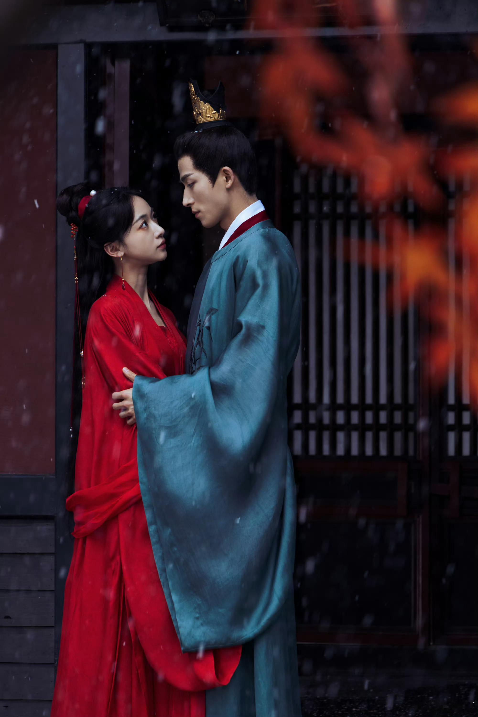 #吴谨言红衣雪景氛围感# 豹豹猫猫又贴贴了[哇]这个对视好甜！#吴谨言王星越雪景