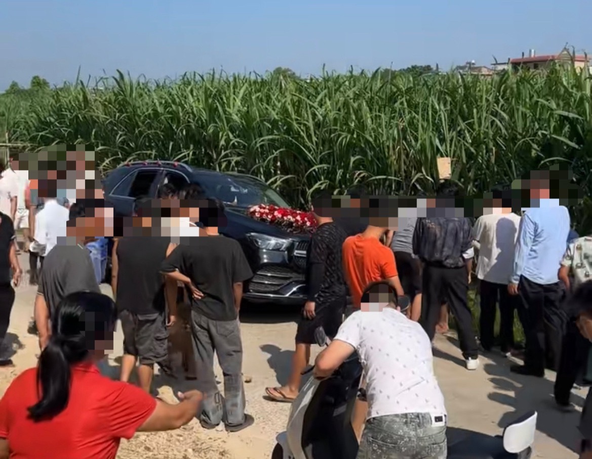 【玉林一婚车在接亲路上车不小心掉路沟里】9月12日，玉林市博白一辆结婚的婚车在去