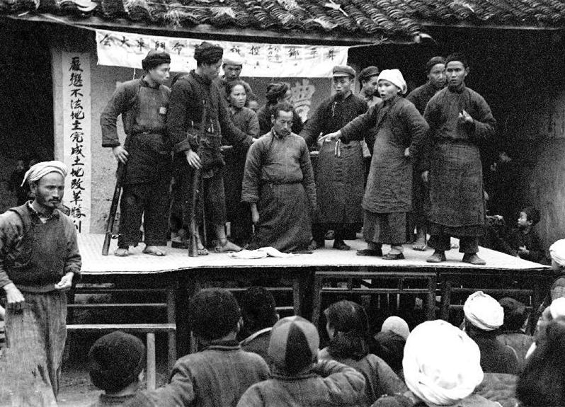 1935年，地主“活阎王”和姘头闹了半宿，刚睡下，就被尖叫声吵醒，他嘟囔着“怎么