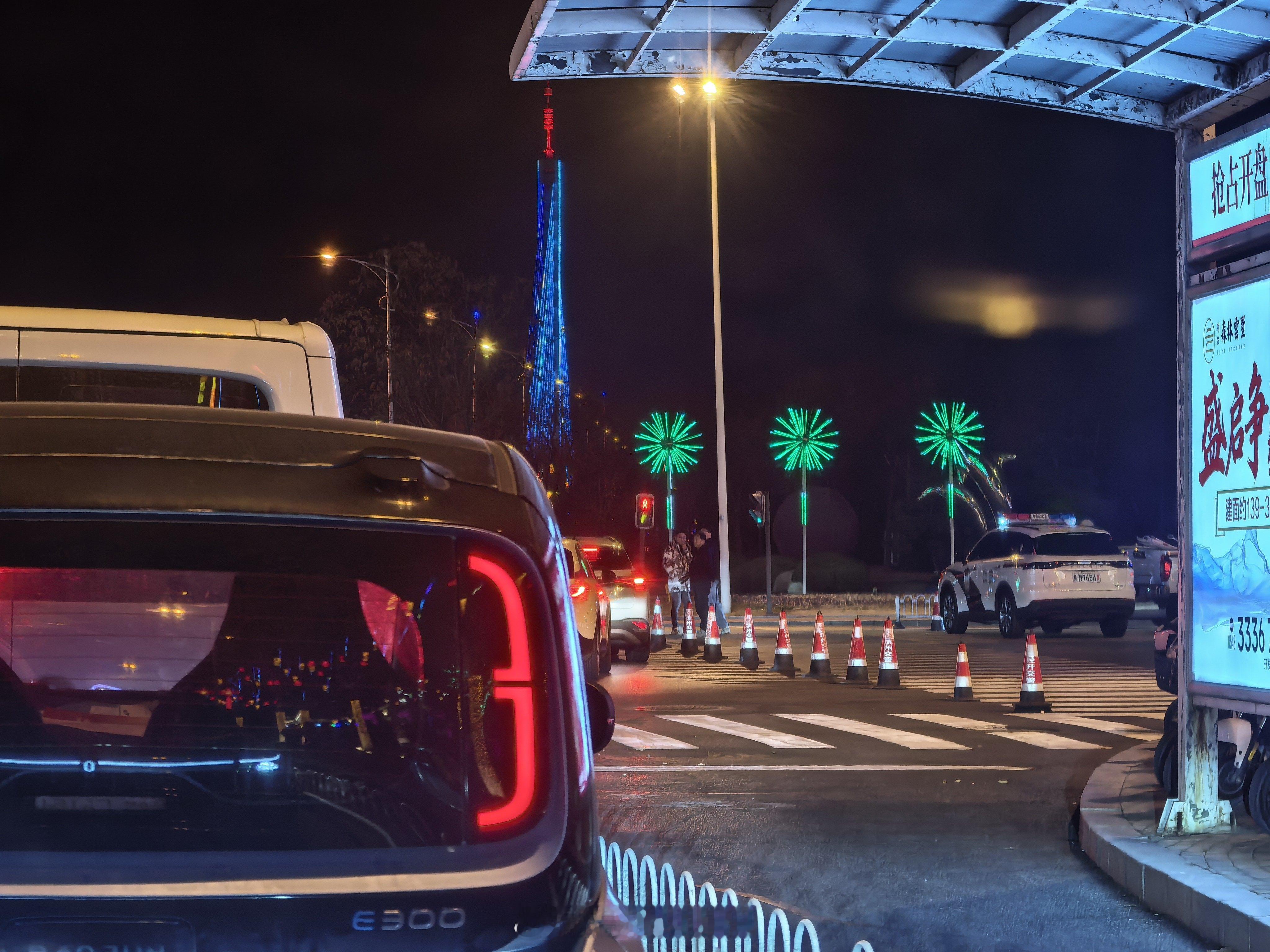 三四线城市的娱乐活动太少了，看个灯就把路堵死了