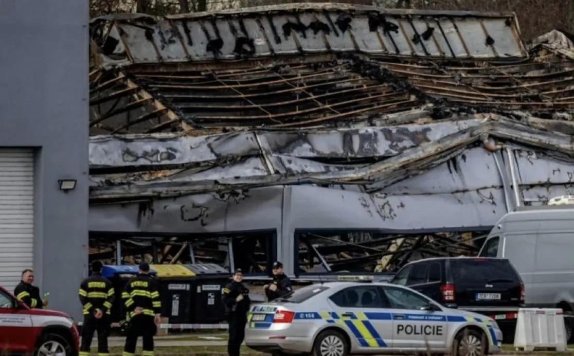 波兰的Lpp Holding工厂被不明身份者纵火焚烧，引发的火灾持续了数小时。该