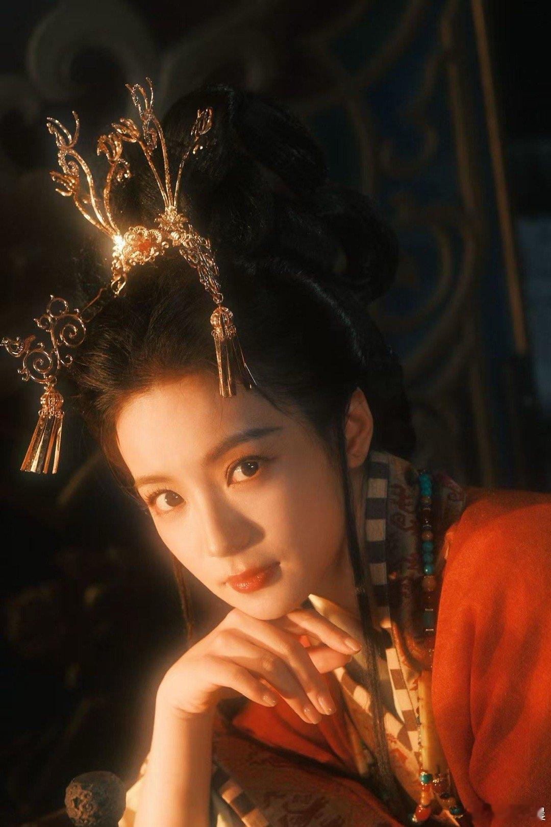 张雅钦古装美成啥了 裙摆轻扬的瞬间，清冷古韵直戳心巴，眉眼间皆是风情，美到让人挪