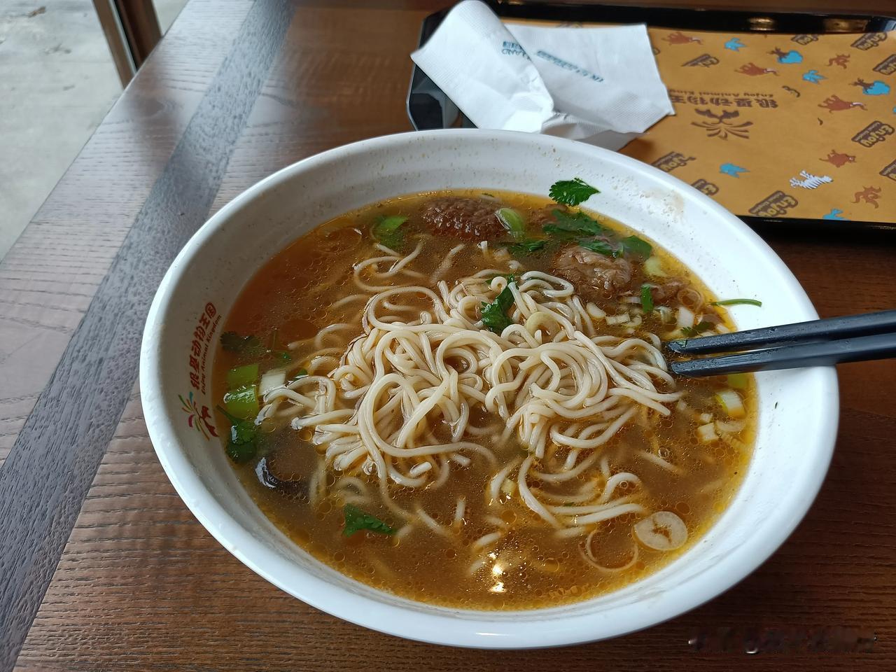 中午在银基动物王国吃的牛肉面，42一碗，肉很大一块，一共四块[捂脸]，面条一般，