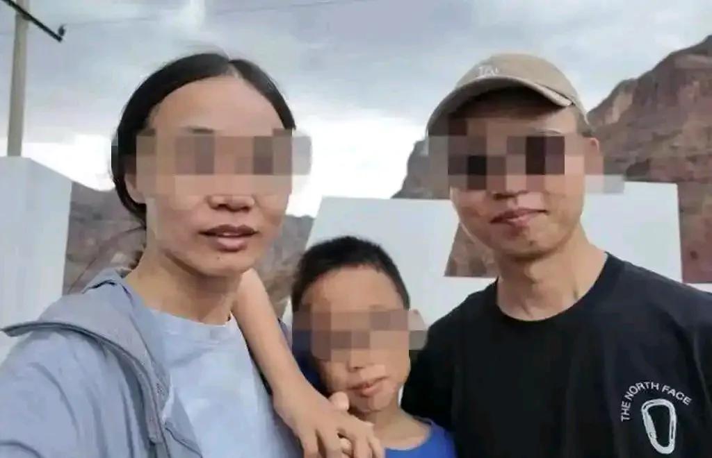 绝望的消息传来，新疆旅行遭遇洪水的母子遇难，一个家庭彻底破碎了。
从照片看，夫妻