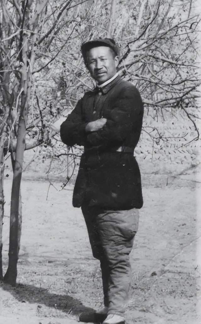 1943年7 月，张云逸抓住一国军的独生子，对方愿意拿出10挺 机枪 、100支