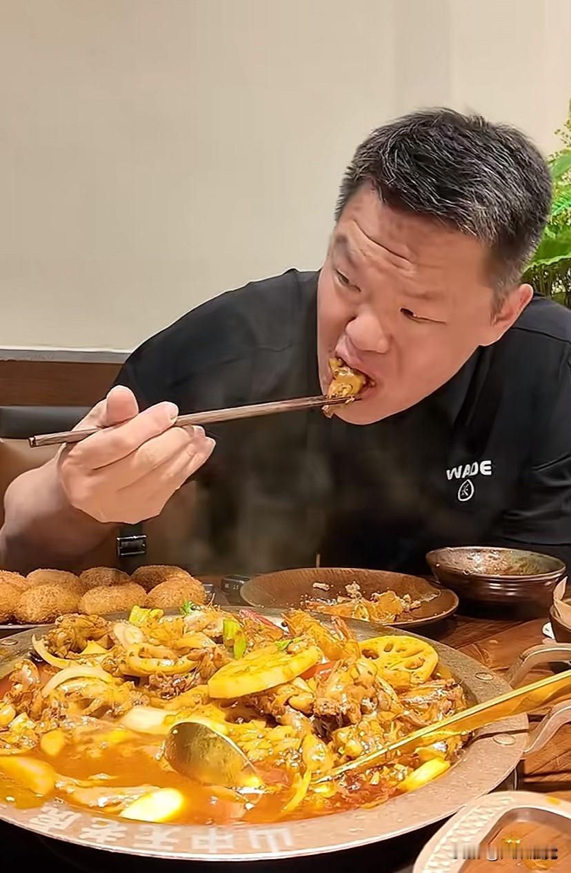 朱芳雨在东莞宏远社区饭店吃宵夜，点了凤爪蛙蛙煲，海鲜大咖蛙蛙煲，饭店老板送了一个