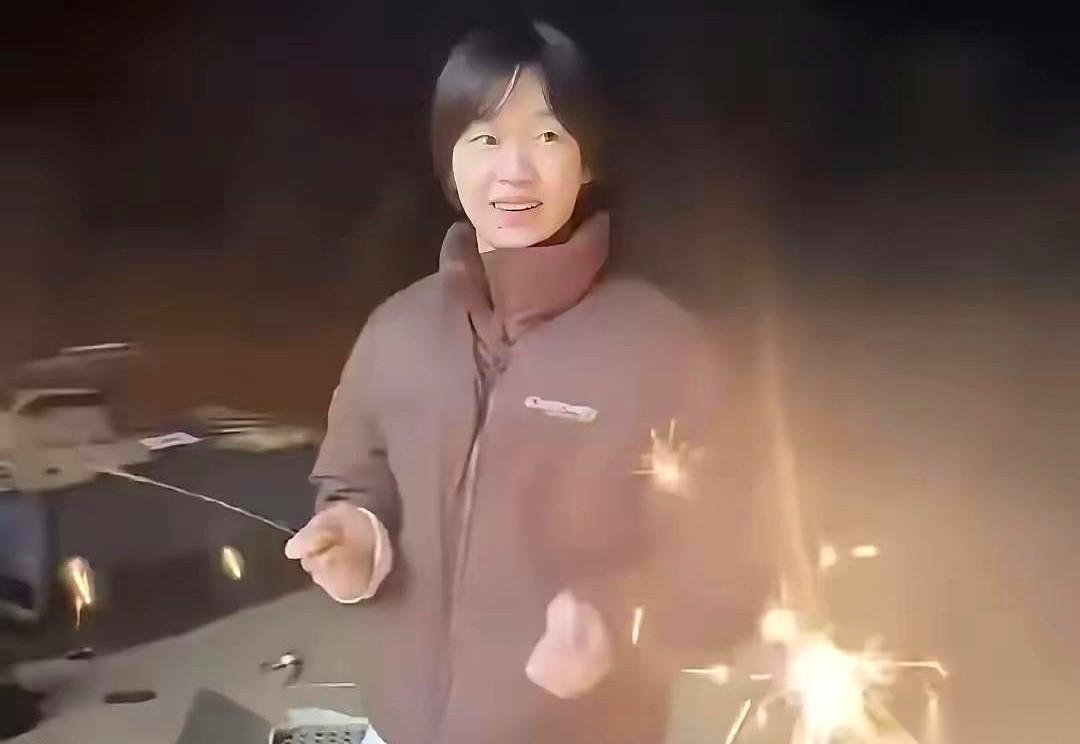 全红婵这趟家，回得不踏实。
元旦前她悄悄溜回老家，一进门，小院被父亲用灯带缠得密