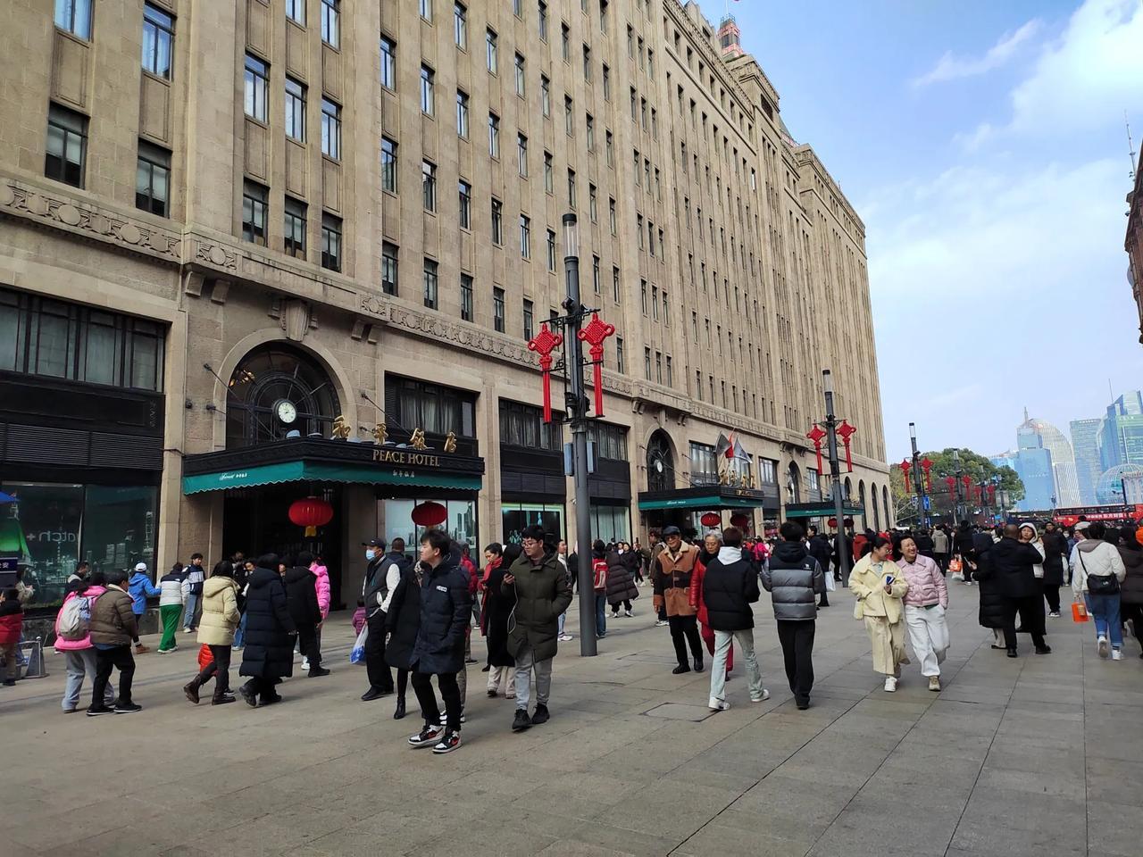 我儿子朋友小威正在读高中，寒假时他跟父母说自己学习太累，想一个人到上海玩一圈，散