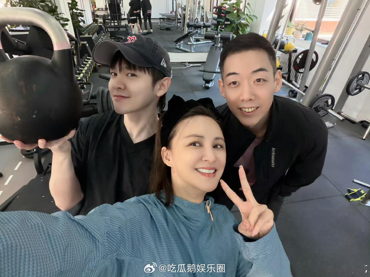 张歆艺给尤长靖推荐教练合照里的壶铃意外成最大显眼包，被张歆艺和尤长靖的健身日常逗