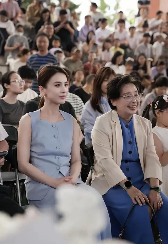 黄圣依现在就是妈妈满意的样子，新书签售会邓女士骄傲地陪坐在旁 