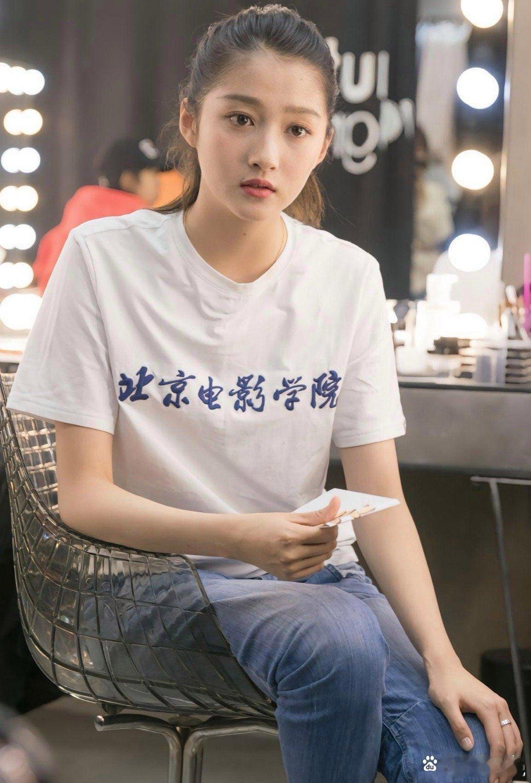 关晓彤坐在椅子上，感觉身材也很好，没有以前显壮的感觉了，这背后需要很多自律吧 