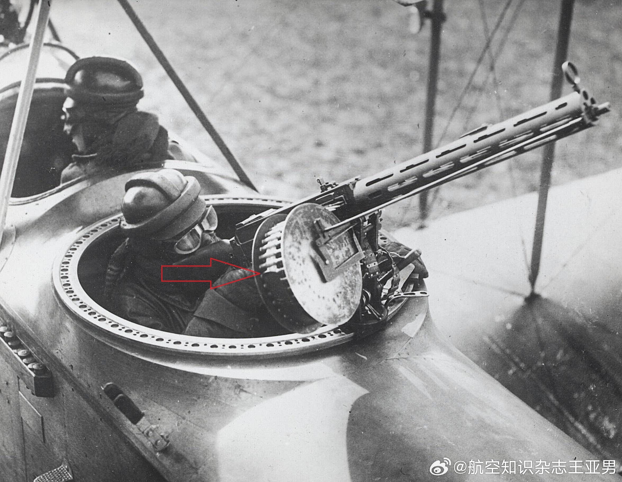#航空创作计划# 第一次世界大战厮杀正酣的1917年，一架德国空军“信天翁”C.