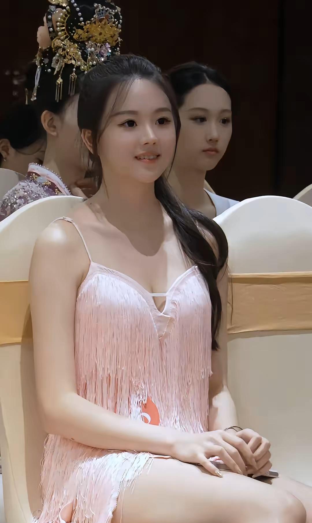 180cm广西女大学生夺冠，生图比精修还惊艳，网友：终于不是网红脸了！

你见过
