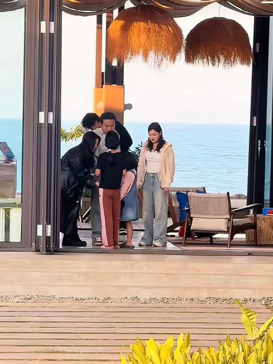 沈月喊村里小朋友去客栈吃烤肠原来沈月还悄悄给村里小朋友送烤肠吃，就算不是录制嘉宾