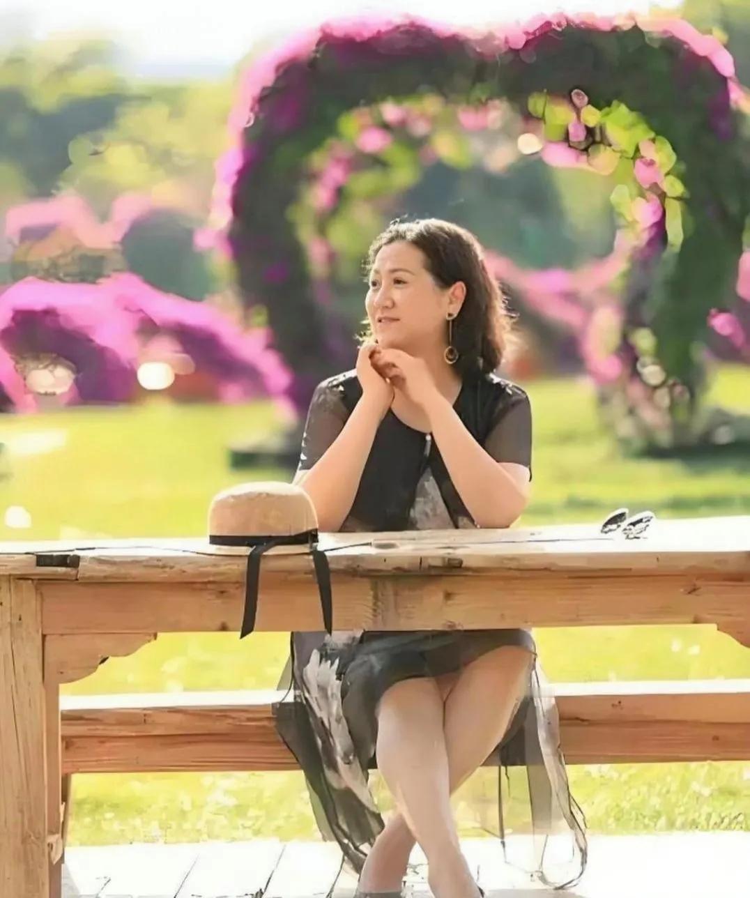 你们谁有我节俭？内裤内衣我都不穿[我想静静]。而且我现在的衣服多半都是孩子不穿的
