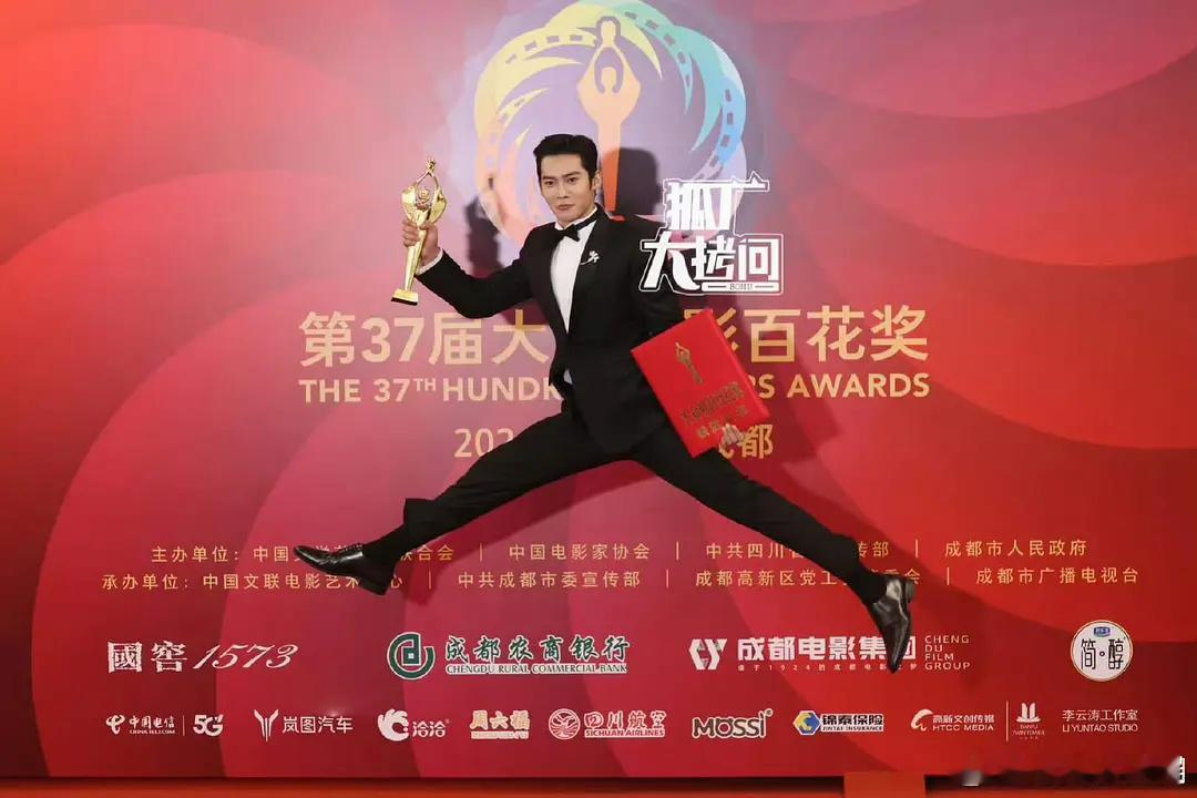 于适这样的动作意义是什么？富婆到底看上他哪点了…有多大场合丢多大人 ​​​