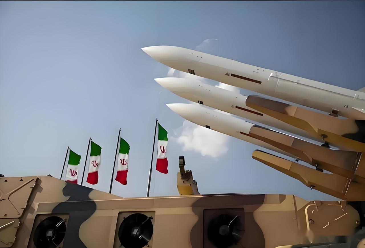 伊朗导弹强势亮相，德黑兰用行动回应华盛顿

伊朗硬气，4月21日晚，伊朗首都德黑