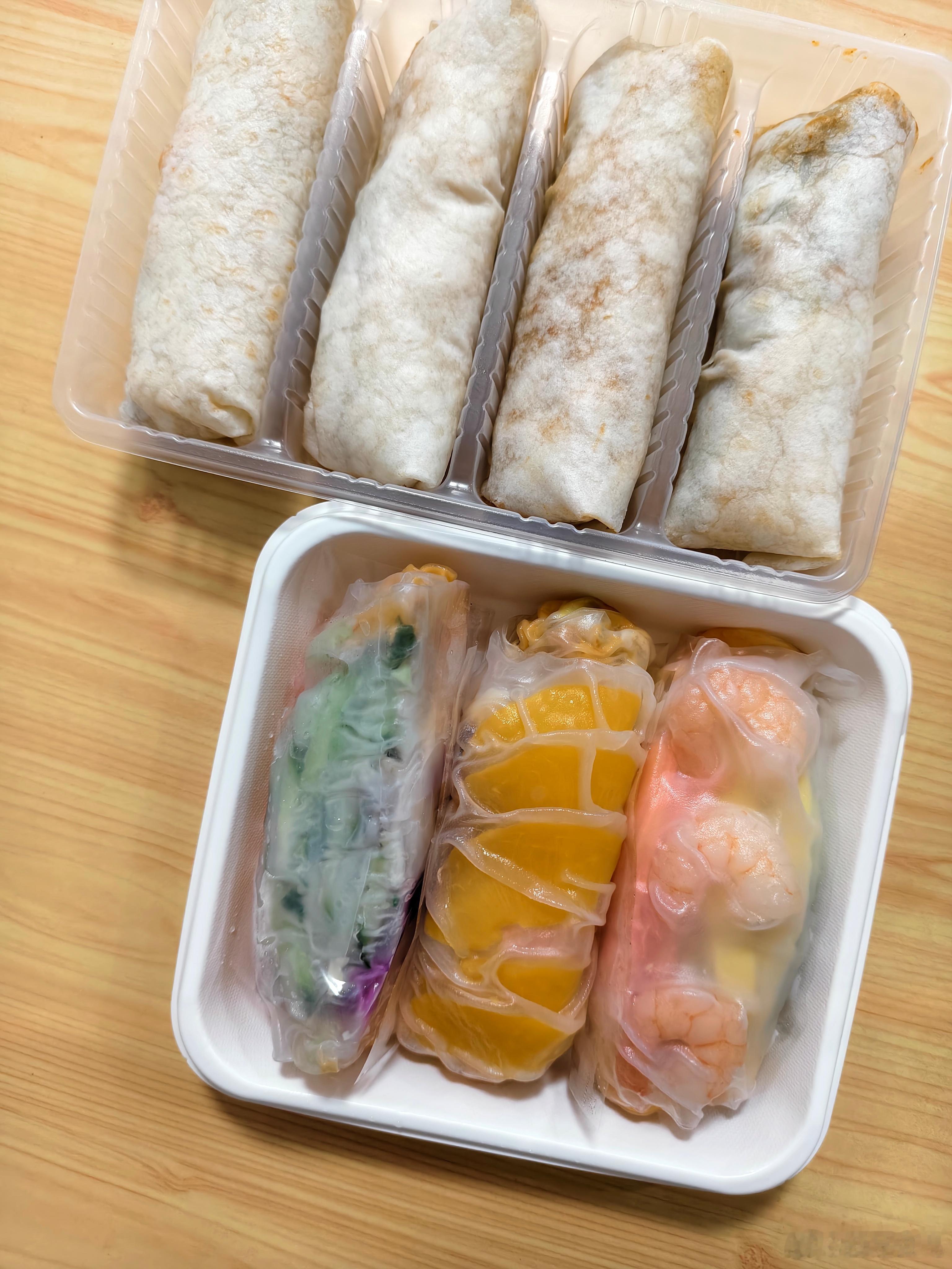 晚上食欲总是很强烈我吃点吧上面那盒包的是孜然烤牛肉 算是高蛋白 健康，就是今天休