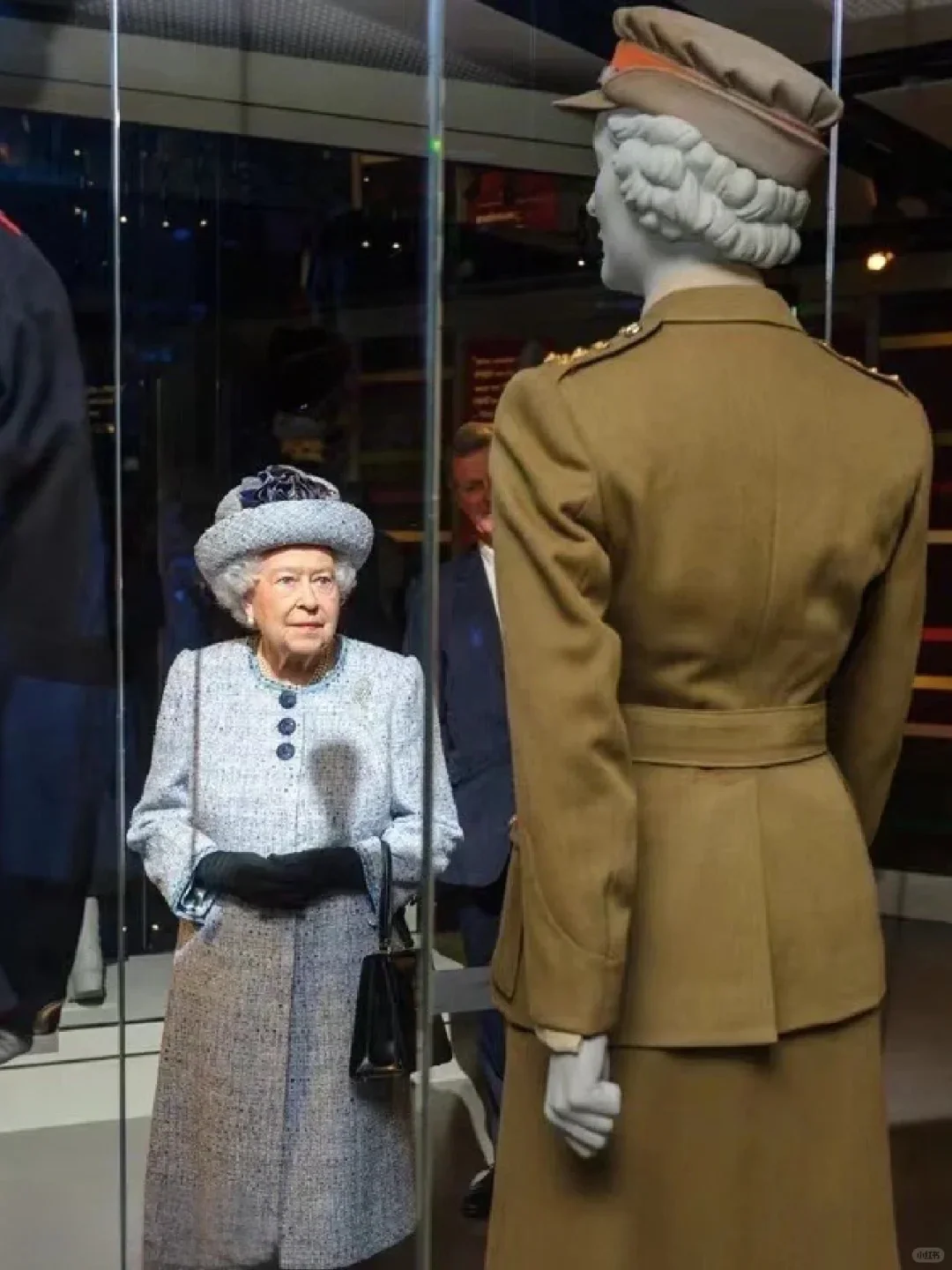 隔着玻璃，她看到自己最璀璨的年华