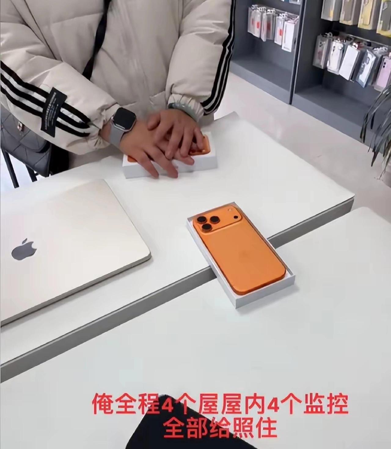 这年头真是啥事都有。前两天网上有个视频火了，一个手机店老板遇上个女的，上演了一出