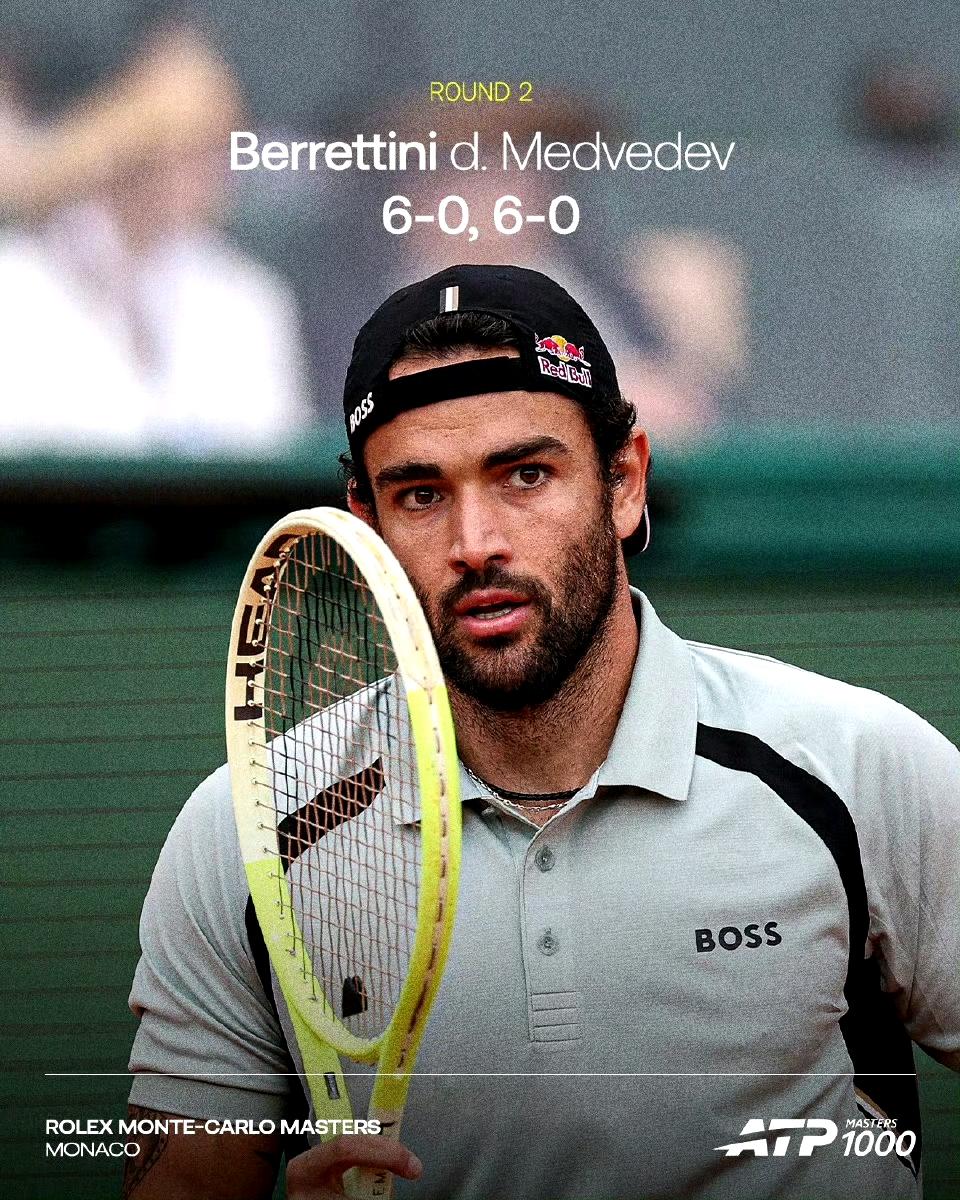 今天网坛大新闻肯定是梅德韦杰夫红土赛季首秀竟然吞双蛋出局，顺带又砸碎了一副球拍。