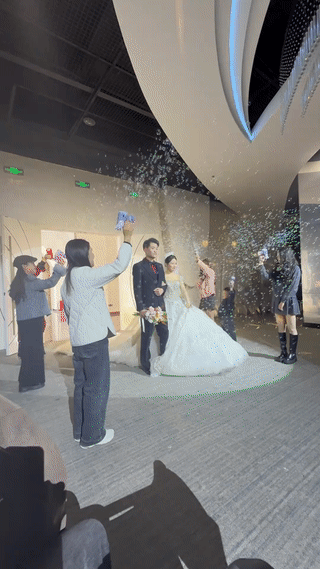 新郎结婚因为我太紧张😰
竟然在婚礼上洋相百出？
先是不小心踩到新娘的婚纱裙？