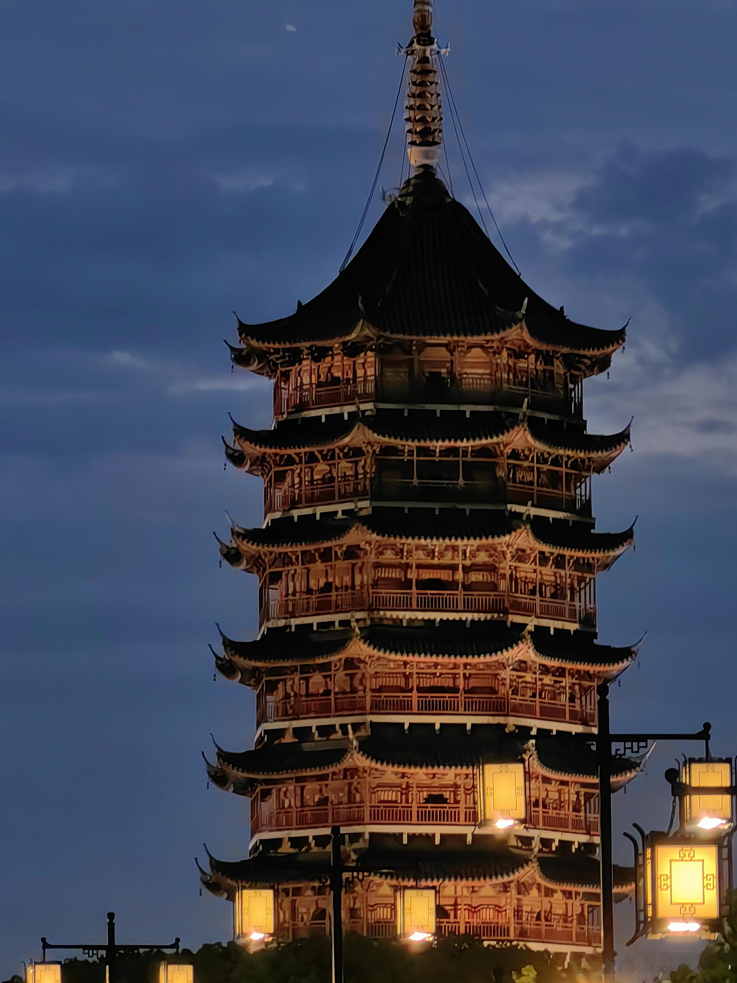 #每天随手拍身边##遇见美好# 夜幕下的北寺塔#古称姑苏# ​​​