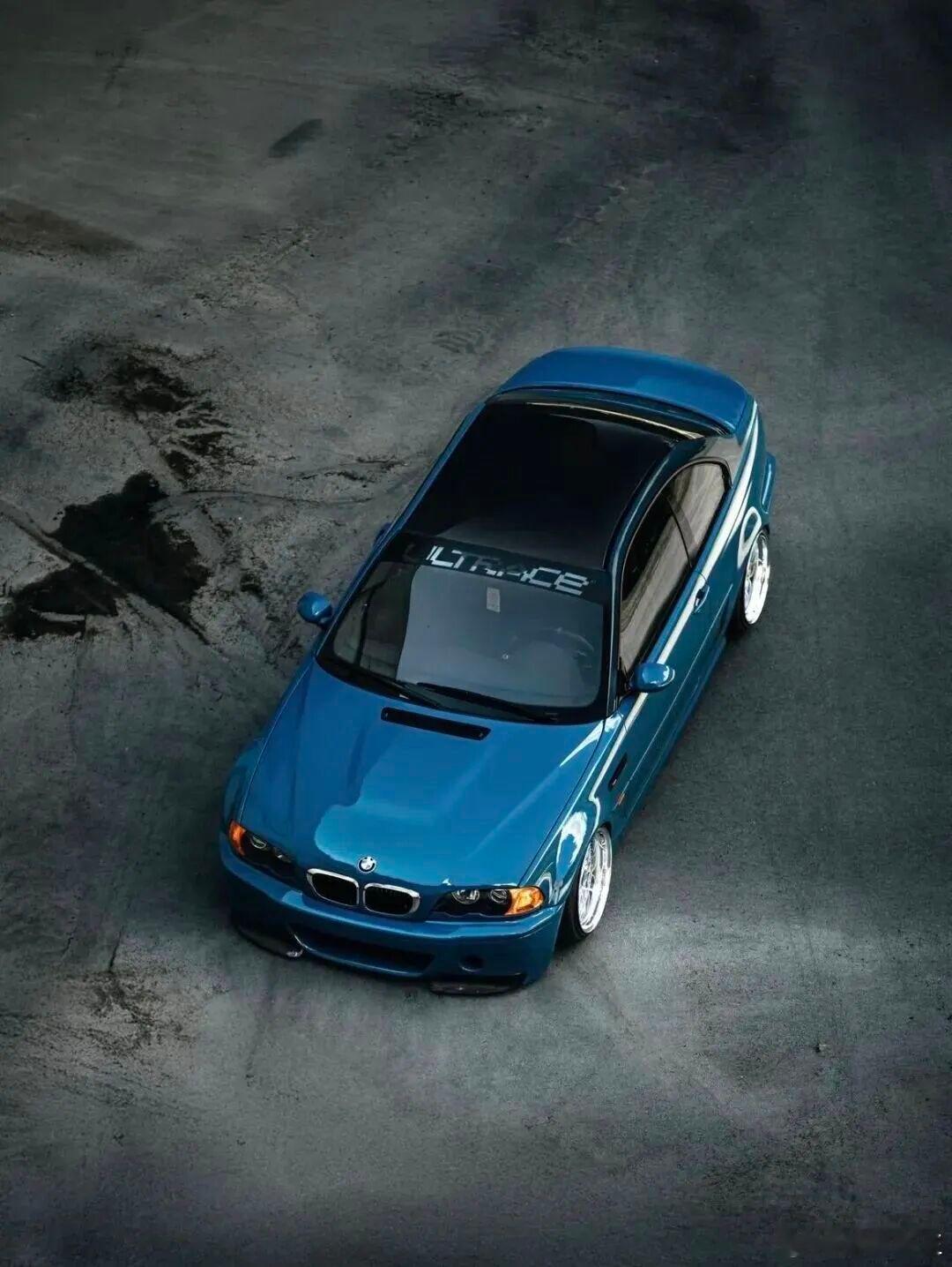 将经典E46趴成艺术。倾角与宽体吻出凌厉折线，姿态猎人，视觉猛兽。每一步都是地面