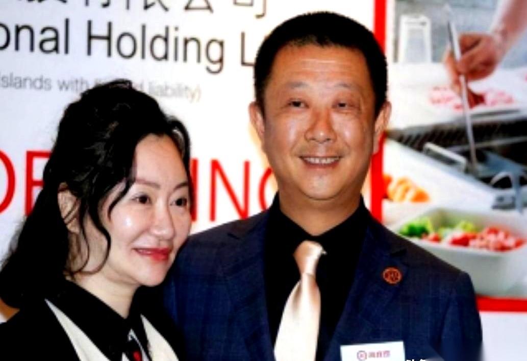 四川一个16岁的姑娘，哥哥做生意赔了个底朝天，家里欠了一屁股债。她书也不念了，跑