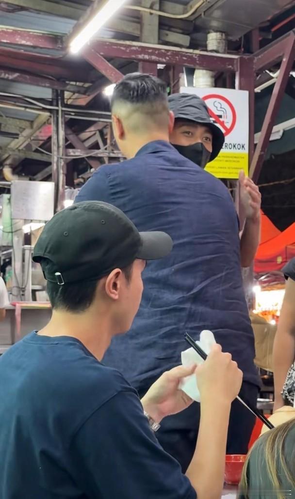 藝人胡杏兒今晚（14日）現身慈善演唱會，與小朋友親切合唱《陪着你走》，分享自己未