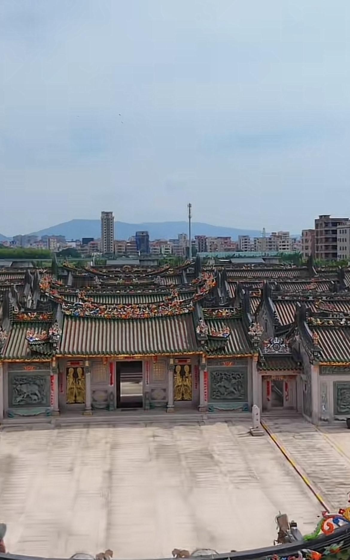 英之园的事情告诉我们，人在有钱，一定要保持低调谦逊，衣锦不能还乡