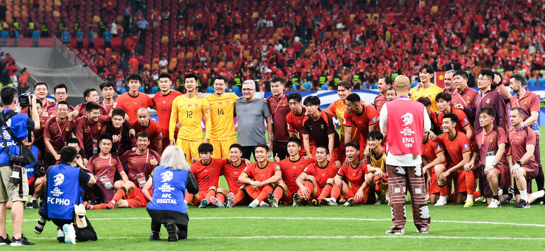 赢球收官！ #国足赛后合影终于笑了# #国足双杀巴林##国足1比0巴林# ​​​
