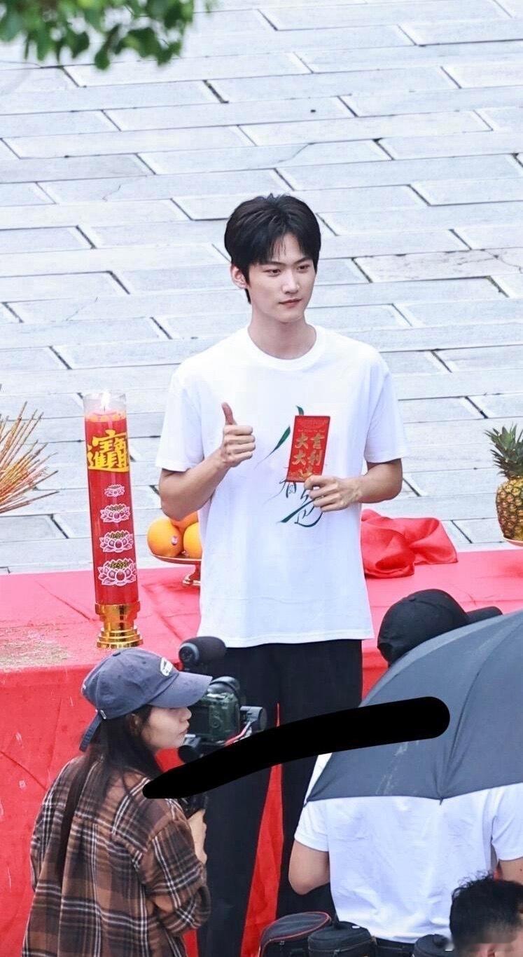 王玉雯周柯宇眼神拉扯 气质适配真的太重要了！王玉雯温柔灵动，周柯宇清冷俊朗，两人
