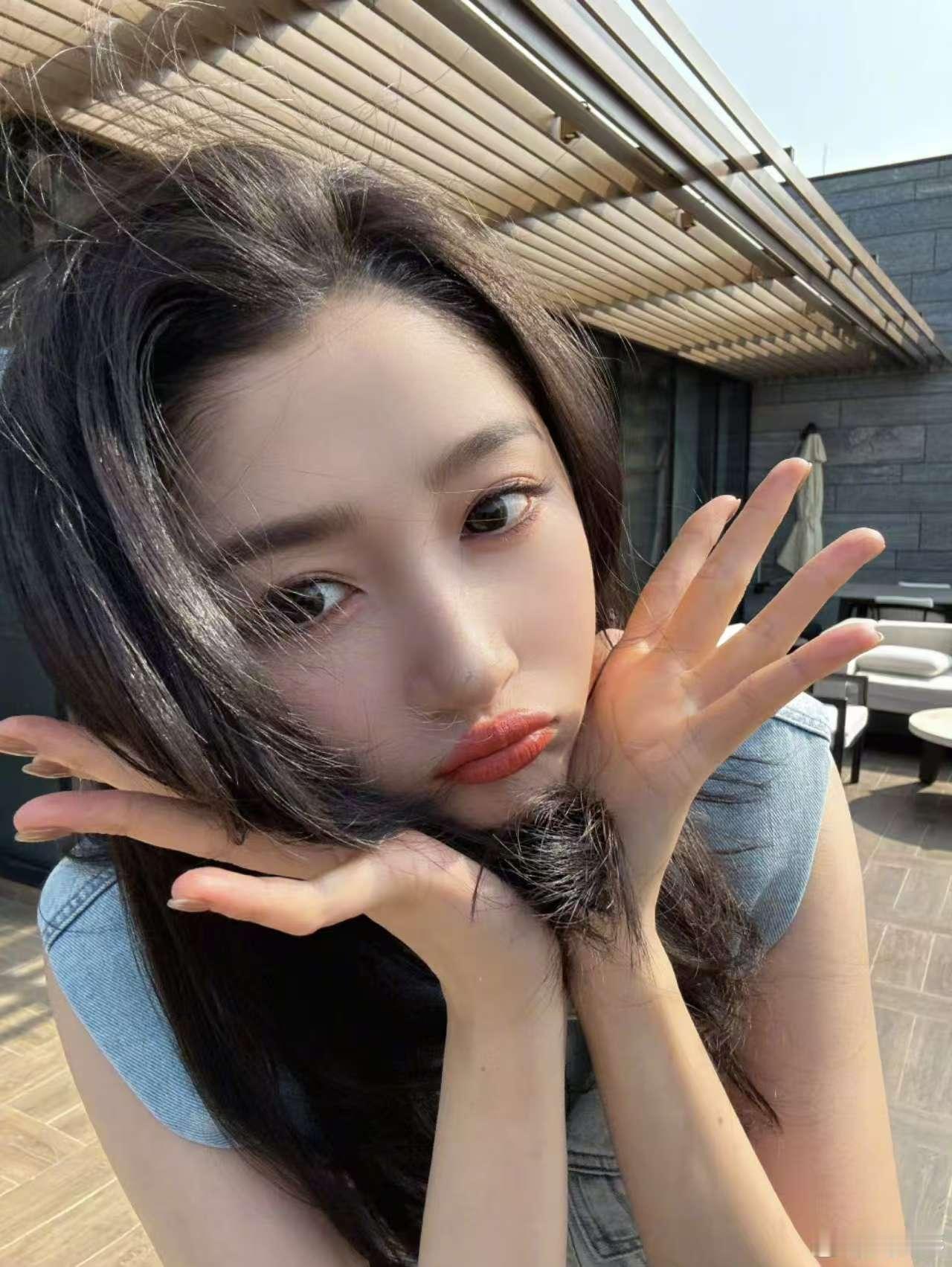 关晓彤[超话]  关晓彤大衣vs无袖  关晓彤提灯照 关晓彤最新营业，两天就经历