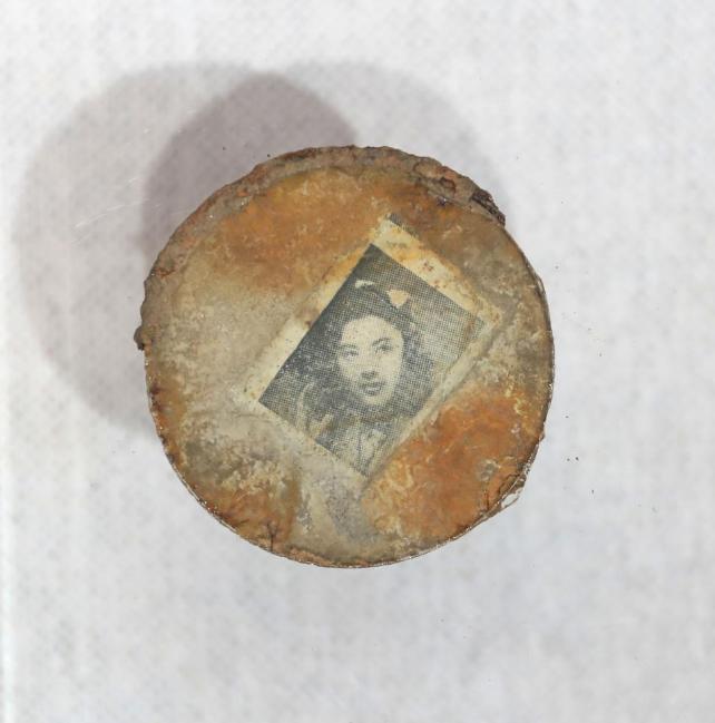 2016年，韩国送回一批志愿军烈士遗骸，在506号棺椁里，工作人员发现了一面旧铜