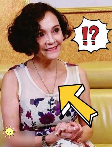 张柏芝妈妈，结过四次婚。
和谢家的疏离，从来不是秘密。狄波拉的传统富贵圈，戴莎