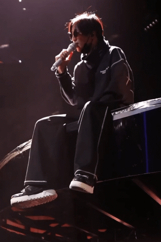 薛之谦江苏卫视跨年彩排路透 薛之谦江苏卫视跨年彩排路透好绝！松弛中透着超强舞台张