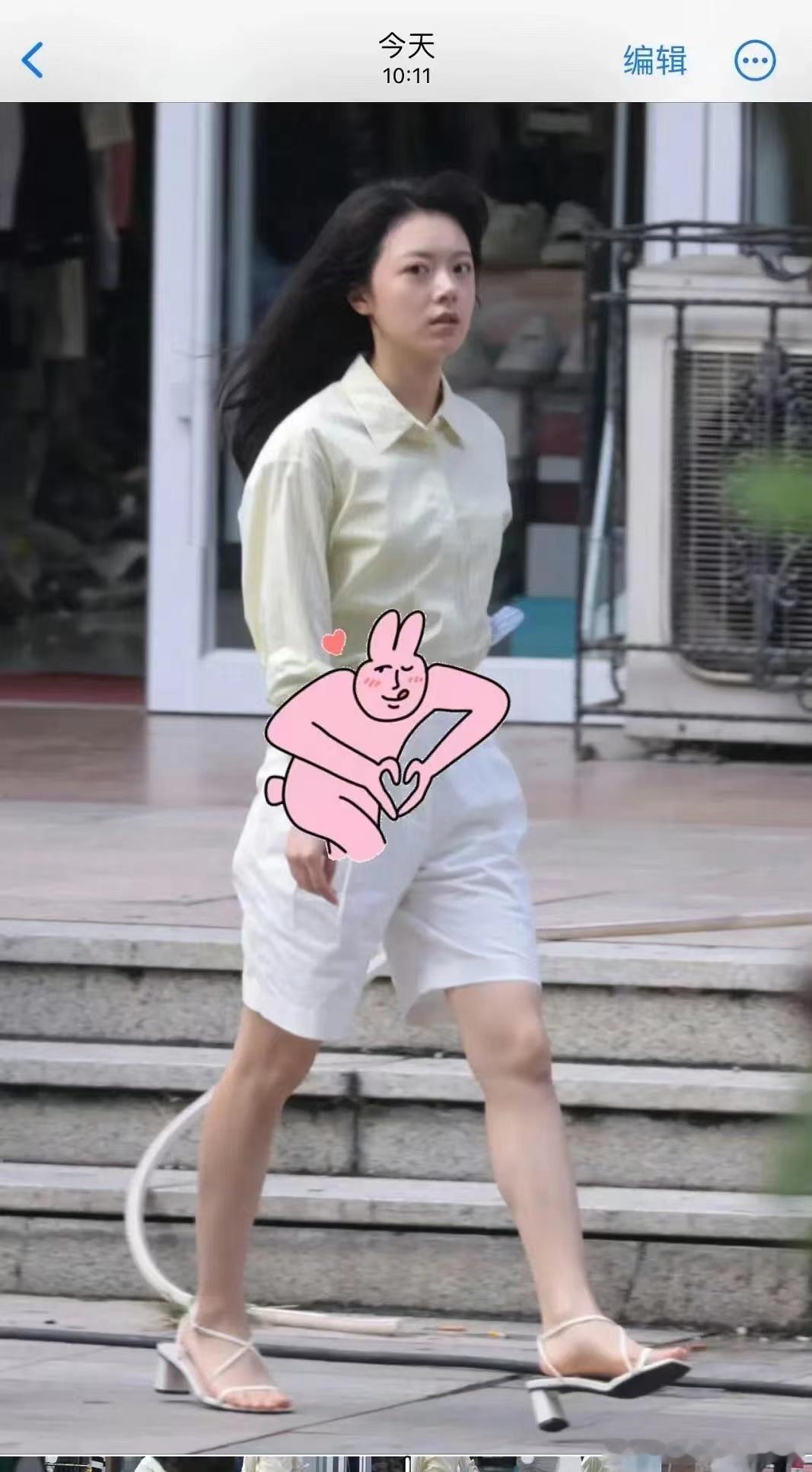 赵今麦这套衣服从头到脚没有一处是合身的[汗] ​​​